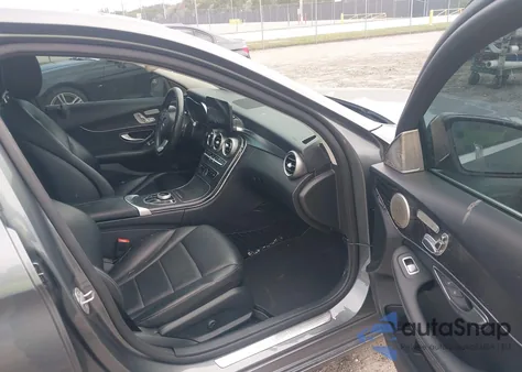 2017 Mercedes-Benz C 300 Luxury/Sport z USA, uszkodzony, nr VIN 55SWF4JB9HU205974